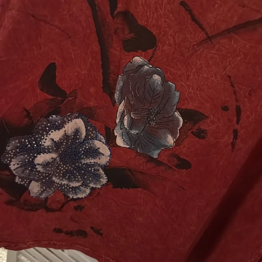 Westbound Cotton Distressed Red Floral with Subtle Bling Tunic Top. Size 2X - Picture 4 of 9